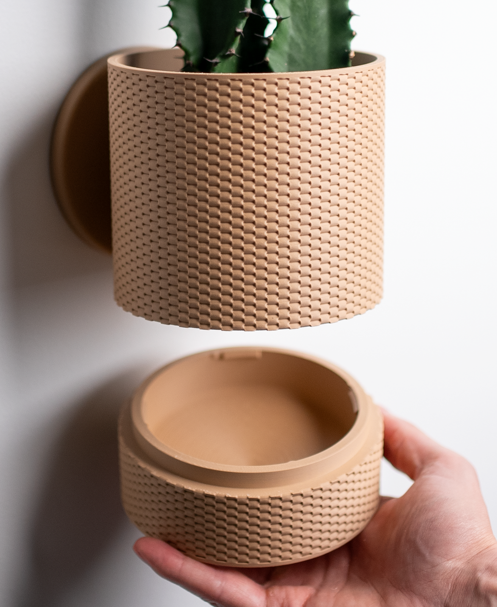 Hangende Bloempot Straight Weave – 4.5 Wall — originele ontwerpersfoto van LoftedGoods op Thangs, kleur Latte Brown; plant niet inbegrepen