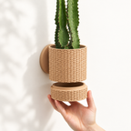 Hangende Bloempot Basketweave – 4.5 Wall — Latte Brown; AI-retouche van originele LoftedGoods-foto op Thangs in Custom-3D-huisstijl; plant niet inbegrepen
