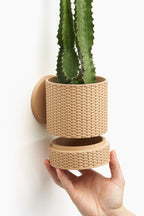 Hangende Bloempot Basketweave – 4.5 Wall — originele LoftedGoods-ontwerpersfoto van Thangs; Latte Brown, plant niet inbegrepen