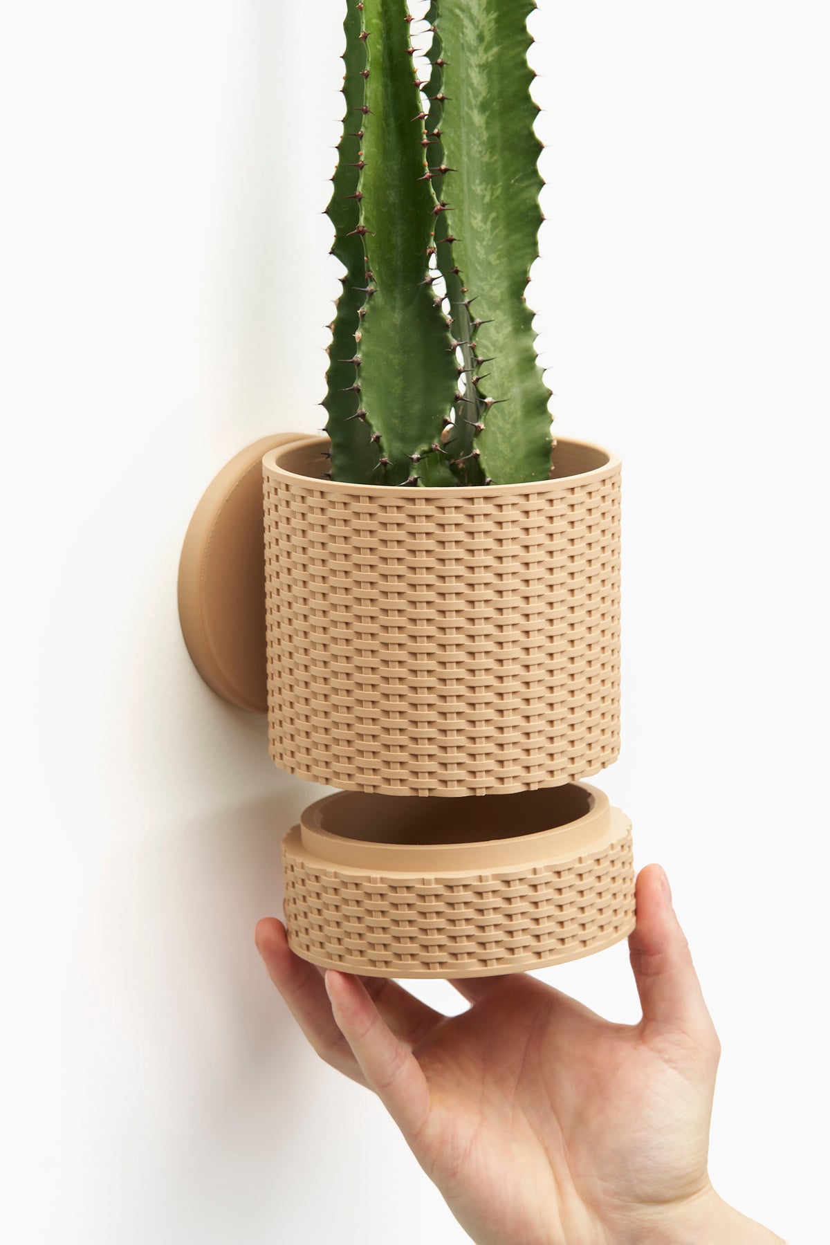 Hangende Bloempot Basketweave – 4.5 Wall — originele LoftedGoods-ontwerpersfoto van Thangs; Latte Brown, plant niet inbegrepen