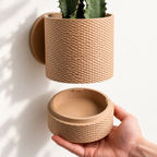 Hangende Bloempot Straight Weave – 4.5 Wall — Latte Brown; AI-retouche van originele LoftedGoods-foto op Thangs in Custom-3D-huisstijl; plant niet inbegrepen