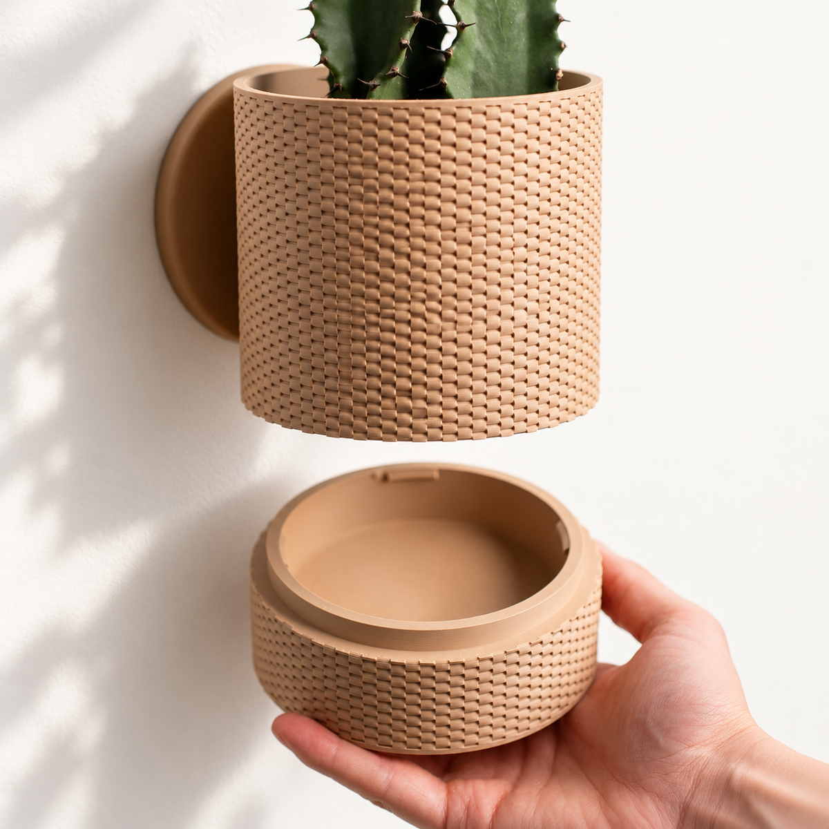 Hangende Bloempot Straight Weave – 4.5 Wall — Latte Brown; AI-retouche van originele LoftedGoods-foto op Thangs in Custom-3D-huisstijl; plant niet inbegrepen
