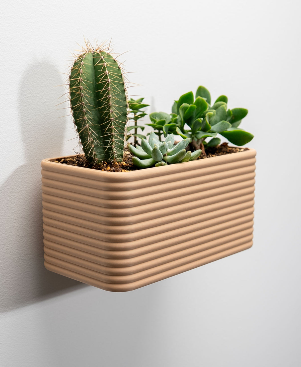 Hangende Bloempot Poppy Breed — originele LoftedGoods-ontwerpersfoto van Thangs; Latte Brown, plant niet inbegrepen