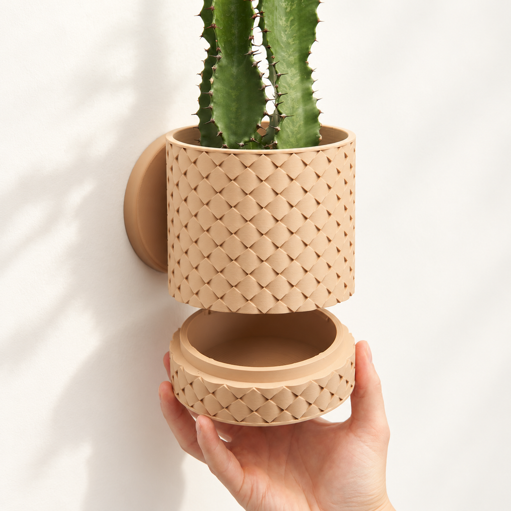 Hangende Bloempot Quilted – 4.5 Wall — Latte Brown; AI-retouche van originele LoftedGoods-foto op Thangs in Custom-3D-huisstijl; plant niet inbegrepen