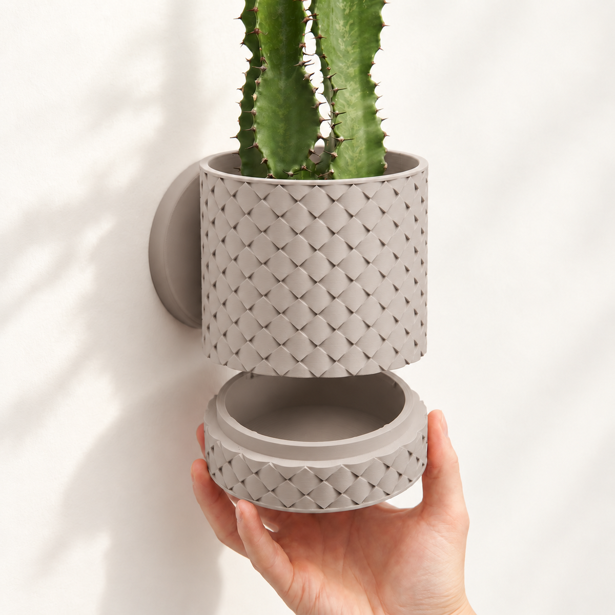 Hangende Bloempot Quilted – 4.5 Wall — Kleur: Muted White — digitale kleurvisualisatie op basis van LoftedGoods-foto; plant niet inbegrepen