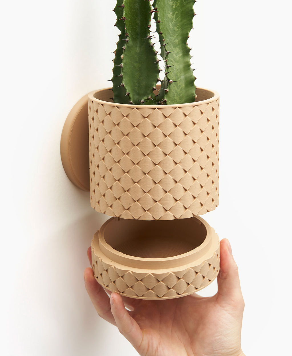 Hangende Bloempot Quilted – 4.5 Wall — originele LoftedGoods-ontwerpersfoto van Thangs; Latte Brown, plant niet inbegrepen