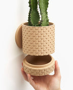 Hangende Bloempot Quilted – 4.5 Wall — originele LoftedGoods-ontwerpersfoto van Thangs; Latte Brown, plant niet inbegrepen